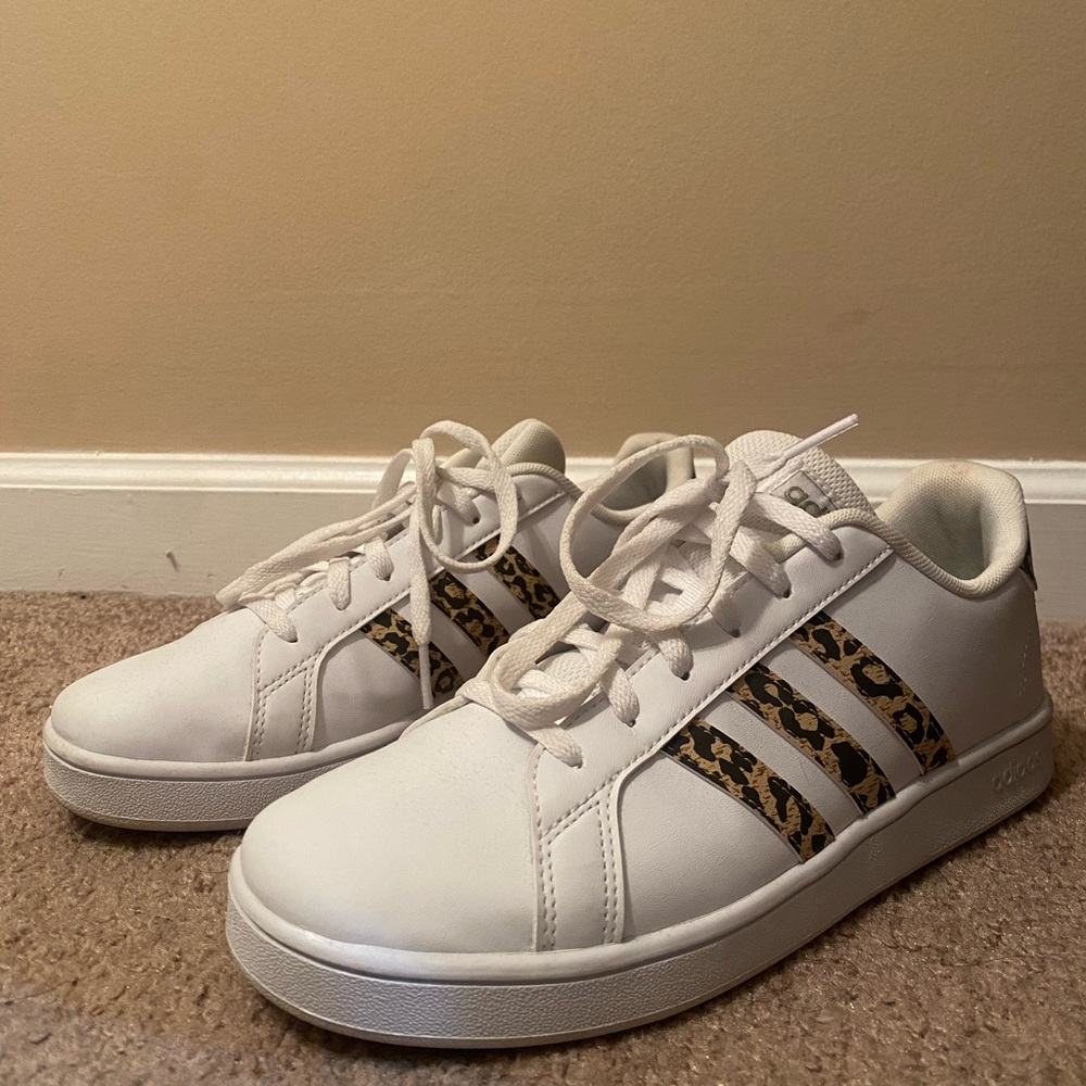 Super cute Adidas! Size 6